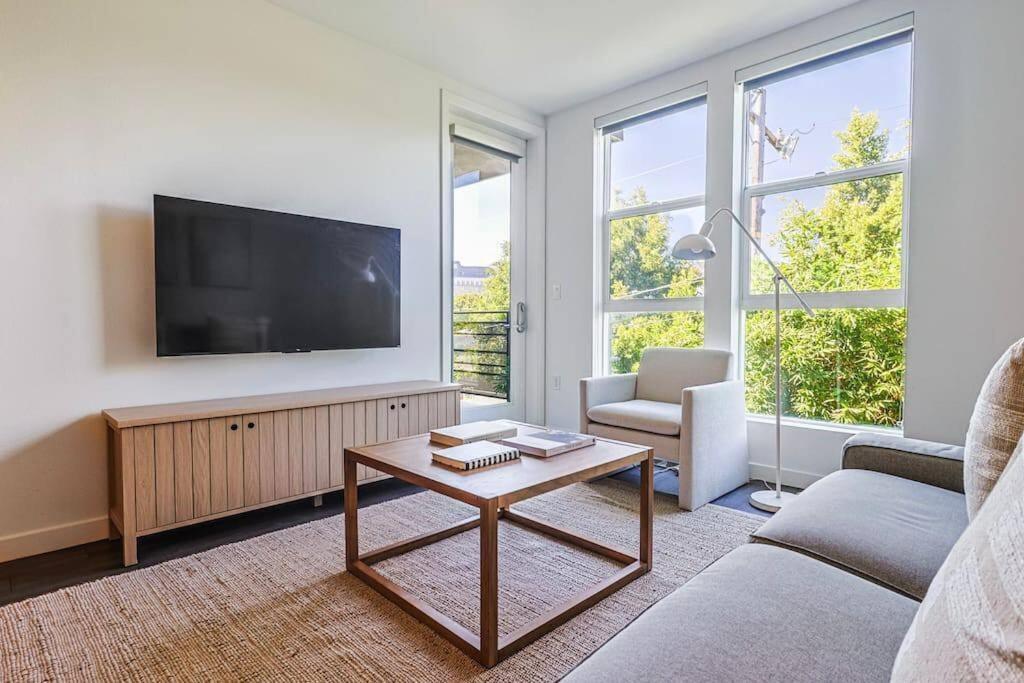Near Beverly Center Luxury 2bd Apartment *